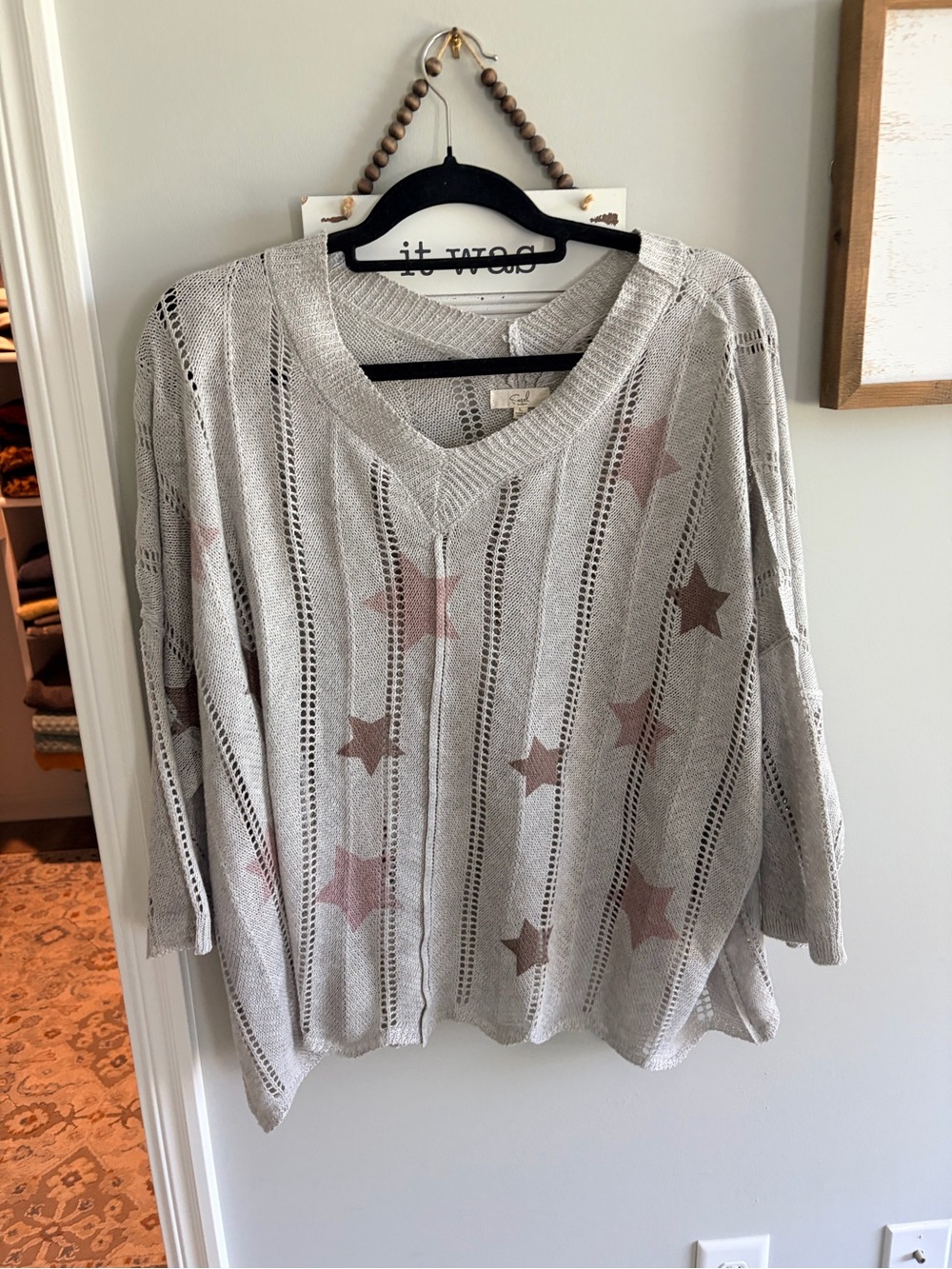 easel Light Gray V-Neck Sweater with Pink and Brown Stars